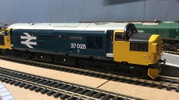 Opening the rail freight general sector class 37 with DCC sound by Bachmann part 2