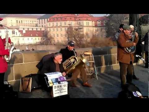 Video: Fotografii cu statuile din partea sudică a Podului Carol