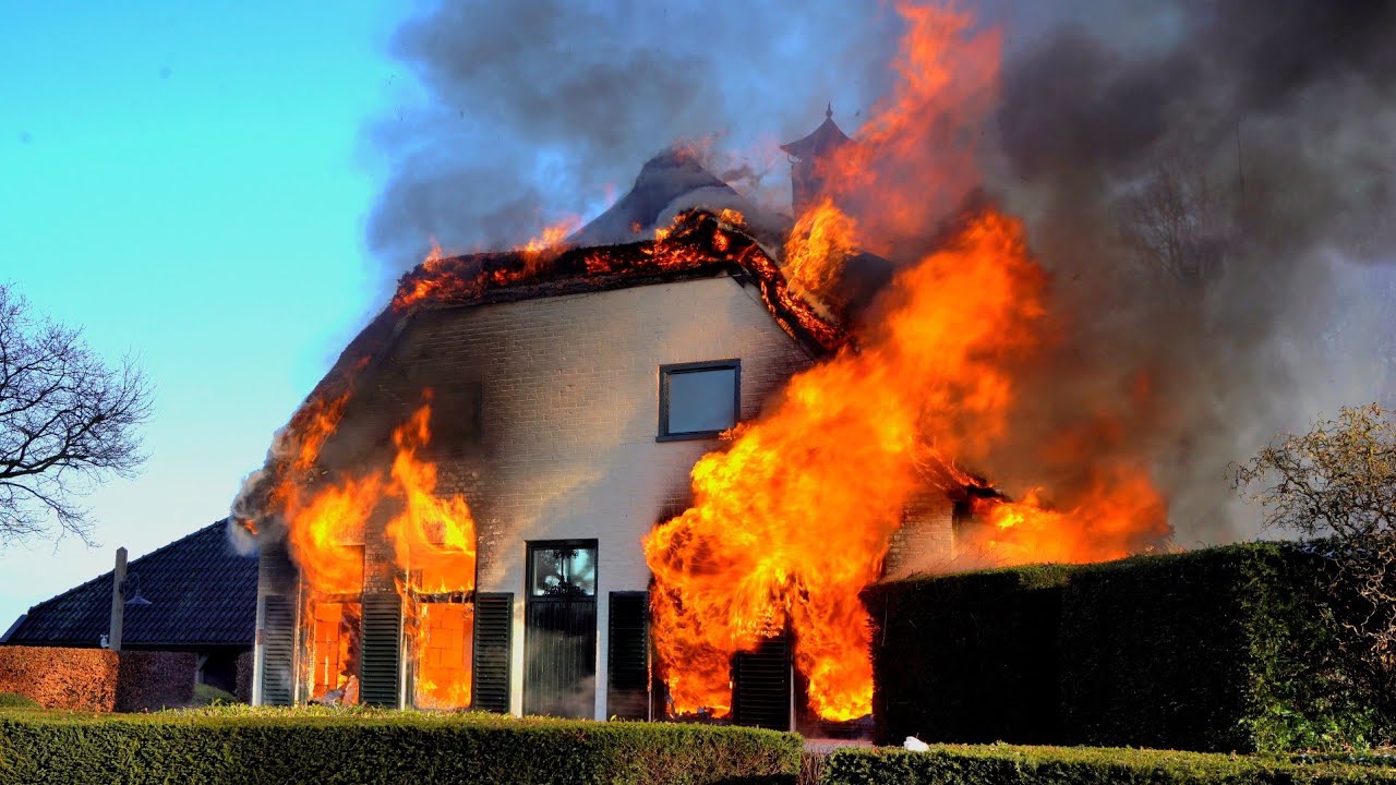 Zeer grote brand in rietgedekte woonboerderij Zeijerveld