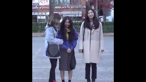 Tzuyu looks so tall next to Chaeyoung