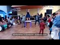 quinceañera y papa bailan rock con cargadas. excelente los tres.