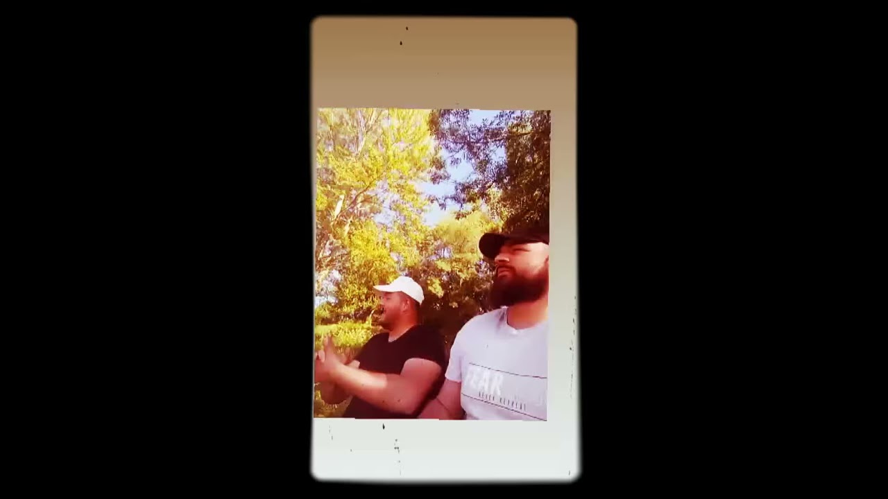 Gitanos cantando en río de Galicia