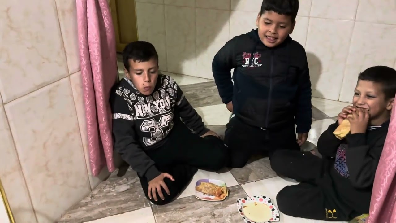 شفو المحاجب تع دار عيني😂 الي دروهلي بنات خيرة😋 بصح عندهم وحد ذراري كريثة😂😂ربي يحفضهم🤲❤️