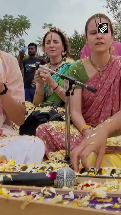 foreigners celebrating holi in