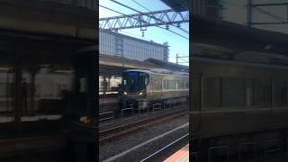 JR西日本，經由京都線開往野洲的225系100番台四輛一組+八輛一組十二輛編組新快速列車進入京都站