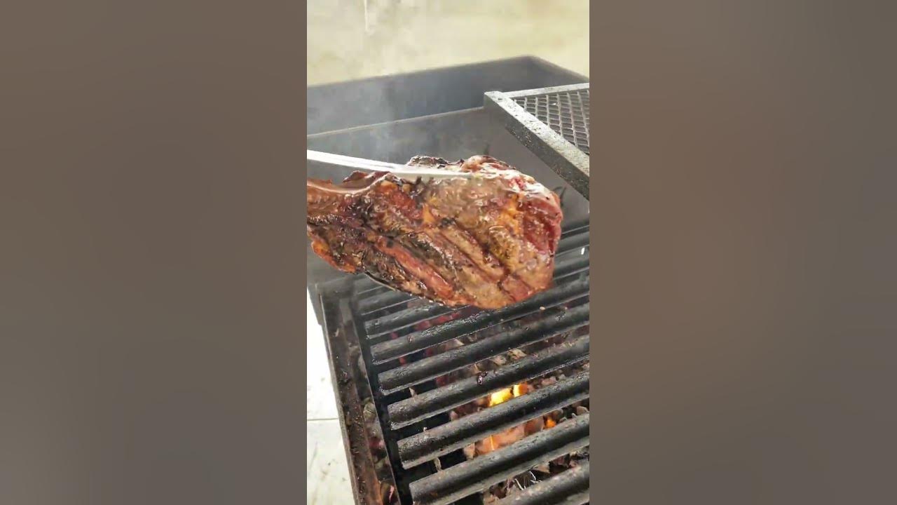 Usar ou não lenha pra dar aquele gostinho na carne?? #shorts #churrasco #defumação