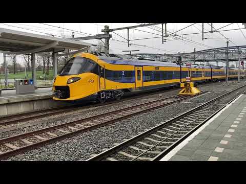 Doorkomst icng met tyfoon en machinist die schreeuwt waar is Amsterdam ? op station Zwolle