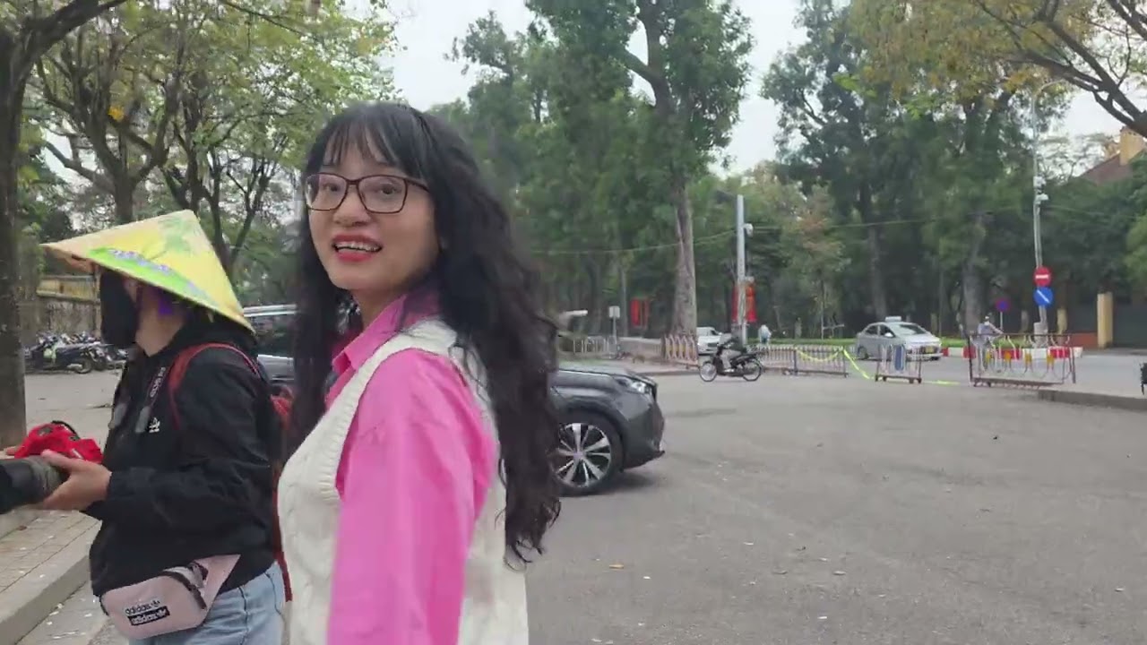 Một vòng Hồ Gươm tới con đường Hoa Ban tại phố Hoàng Diệu