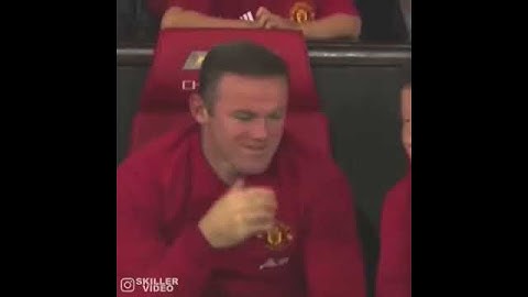 Rooney laughing at memphis depay 😂