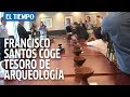 Francisco santos coge una pieza arqueolgica y sugiere que puede ser chimba  el tiempo