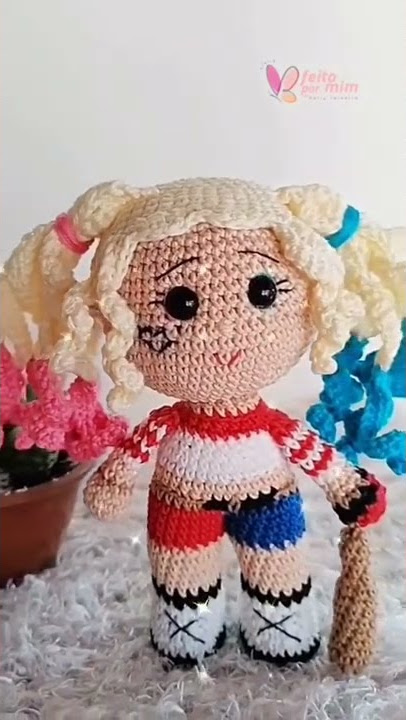 Boneca Arlequina amigurumi - Central do Artesanato