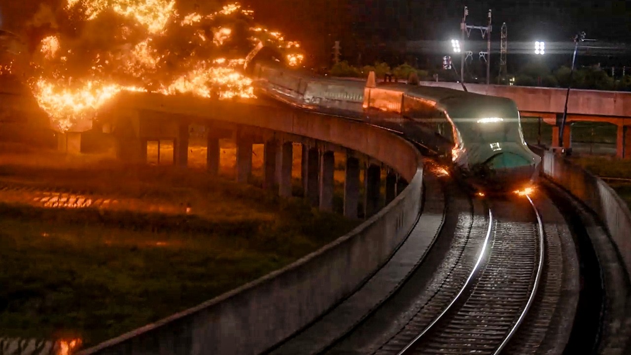 狂ったテロリストのターゲットになってしまった世界初の最速の列車