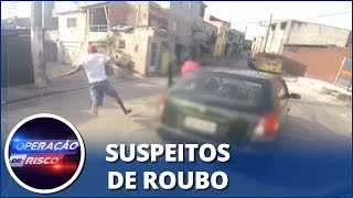 Dupla salta de carro em movimento durante perseguição policial