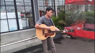 KETEMU PENGAMEN JALANAN SUARANYA BAGUS BANGET MIRIP SUARA ASLINYA NAFF   TERENDAP LARAKU