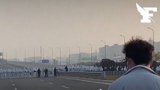 ????CHINE: des employés d'une usine confinés tentent de s'échapper à pied sur une autoroute #covid19