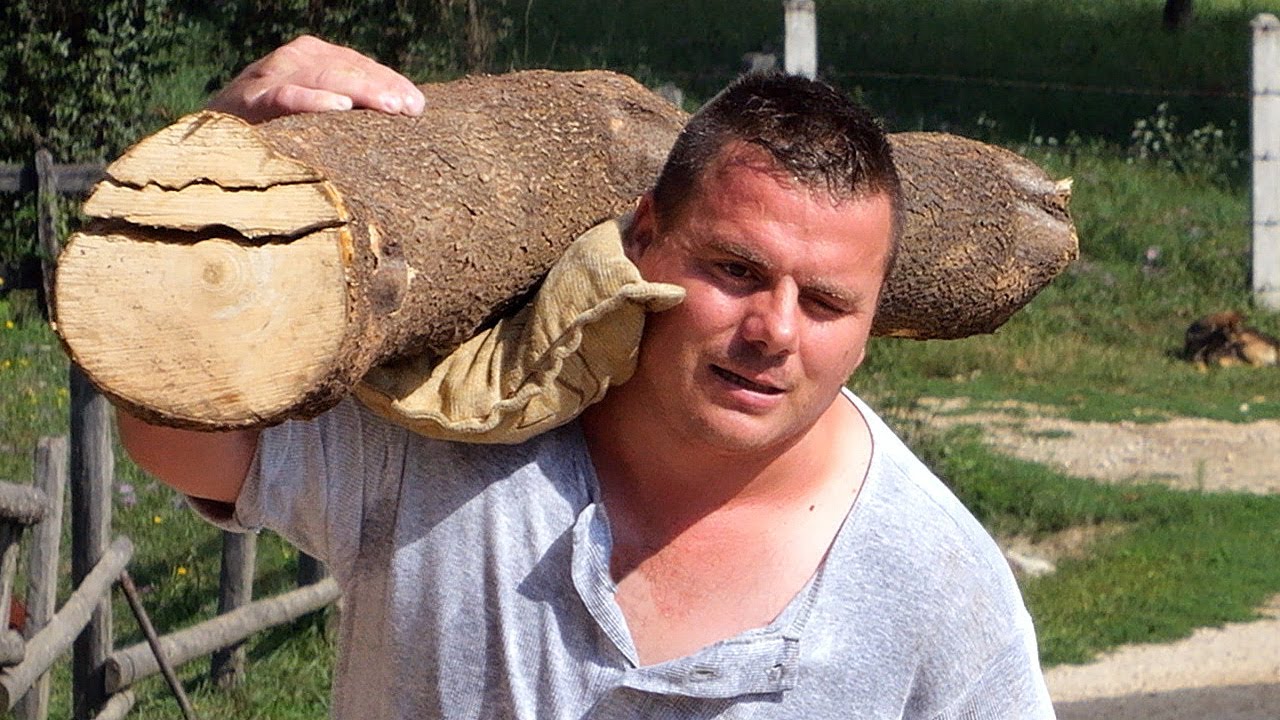 Noseći drva na ramenu hrani petero djece