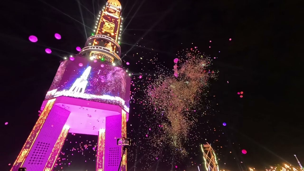 A massive 500k balloon lit up the sky at the Sheikh Zayed Festival
