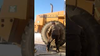 dismount and mount 23.5R25 loader tire