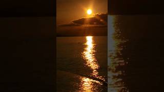 🌄 ALBA sulla Spiaggia 🏖 con il Sole che si Riflette sule Onde del Mare 🌊 ma C'è anche una Bella Luna