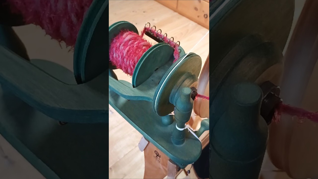 Spinning yarn on my Ashford Traditional #spinningwheel #artyarn #handspinner