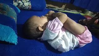 Anak perempuan pertama usia 6 bulan ngemut jempol kaki