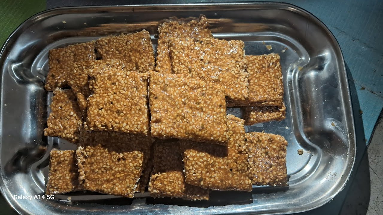 Til Gud Recipe | सर्दियों की हेल्दी मिठाई तिल गुड़ घर पर बनाएँTil Gud Laddu | मकर संक्रांति स्प