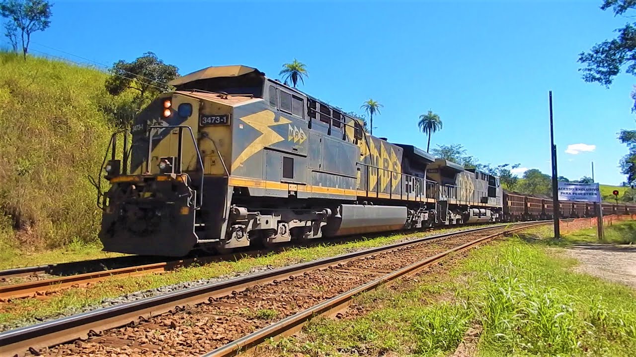 Cruzamento entre dois trens de minério no pátio do Km 575 em Brumadinho MG