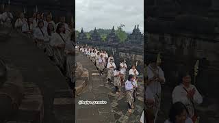 Pradaksina di Puncak Candi Borobudur