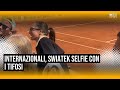 Sorteggio Internazionali, Swiatek firma autografi e concede selfie ai tifosi