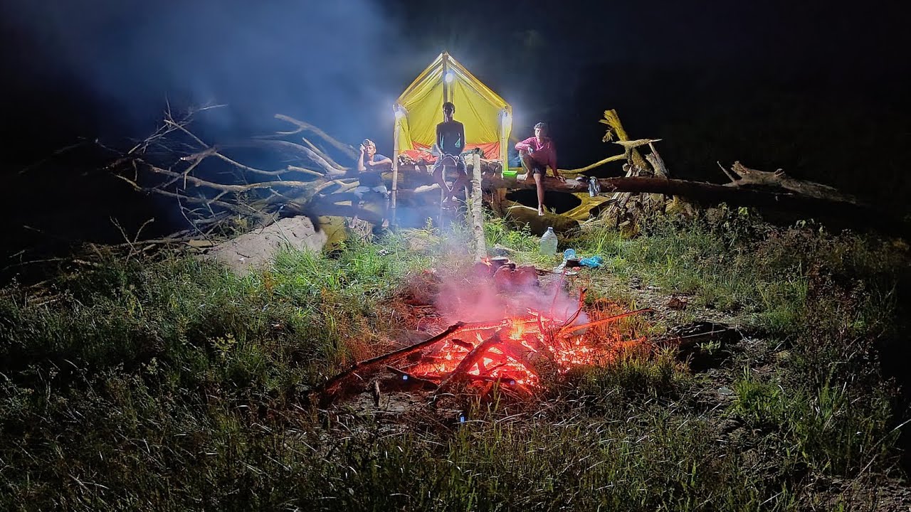 Camping hujan deres di pinggir sungai memancing menyelam menombak ikan makan enak tidur nyenyak 