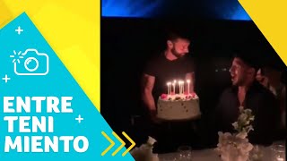 Ricky Martin causa polémica con un beso | Un Nuevo Día | Telemundo