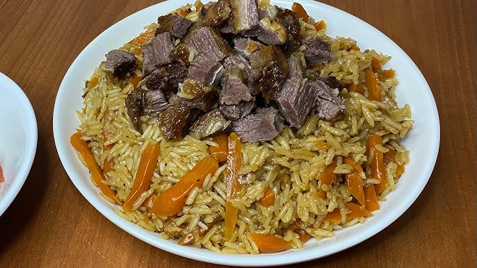 Жуынатын бөлмедегі жалаңаш қыздың суреті Әйелі күйеуінің жыныс мүшесін алдап сүйіп жатыр.