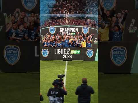 🏆 Les joueurs de Troyes soulèvent le titre de #Ligue2BKT !  #ligue2bkt #football #soccer #foot