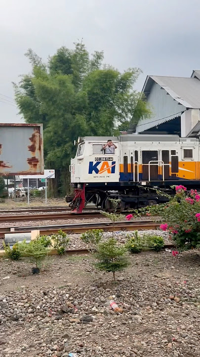 LIAT KERETA AYAH LEWAT, SHAQUEENA HAPPY BANGET! #keretaapi #masinis #railfans