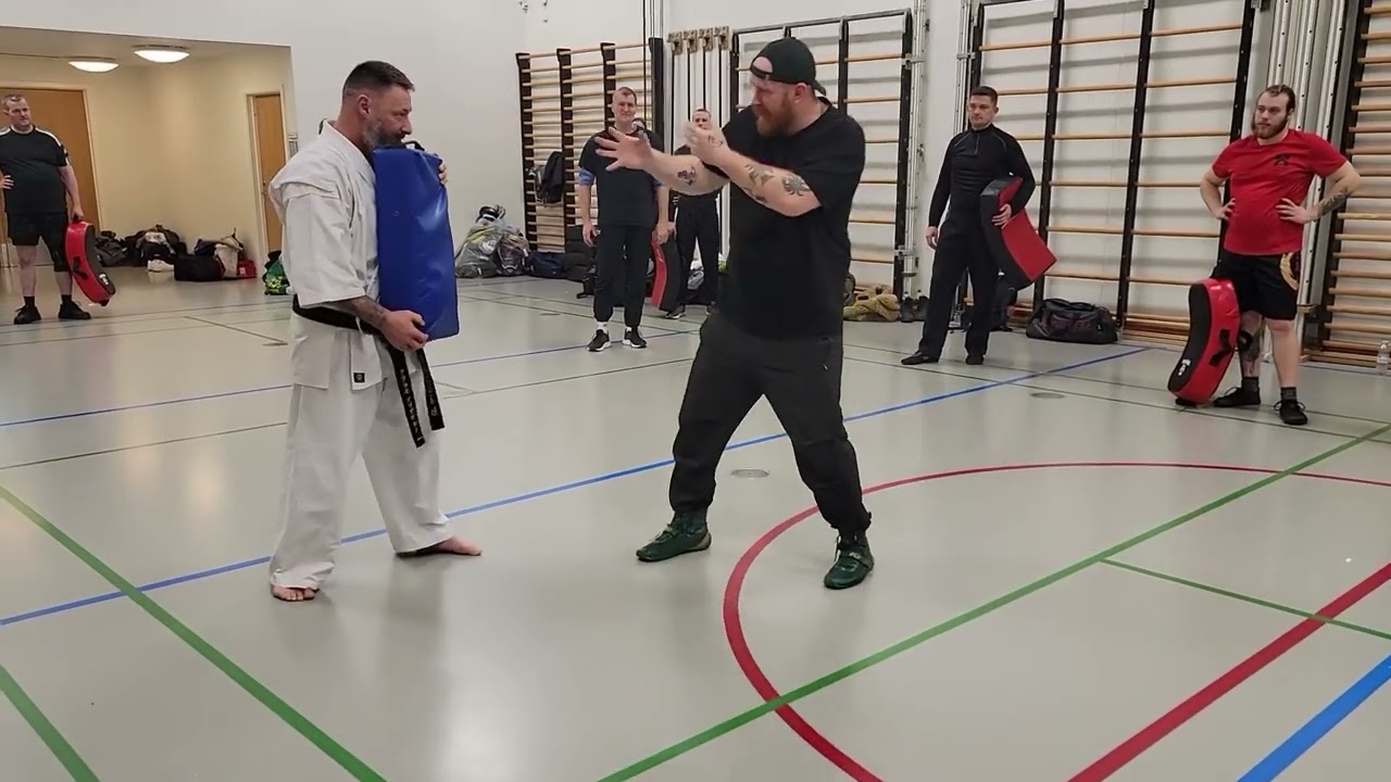 Используя импульс от удара в глаз