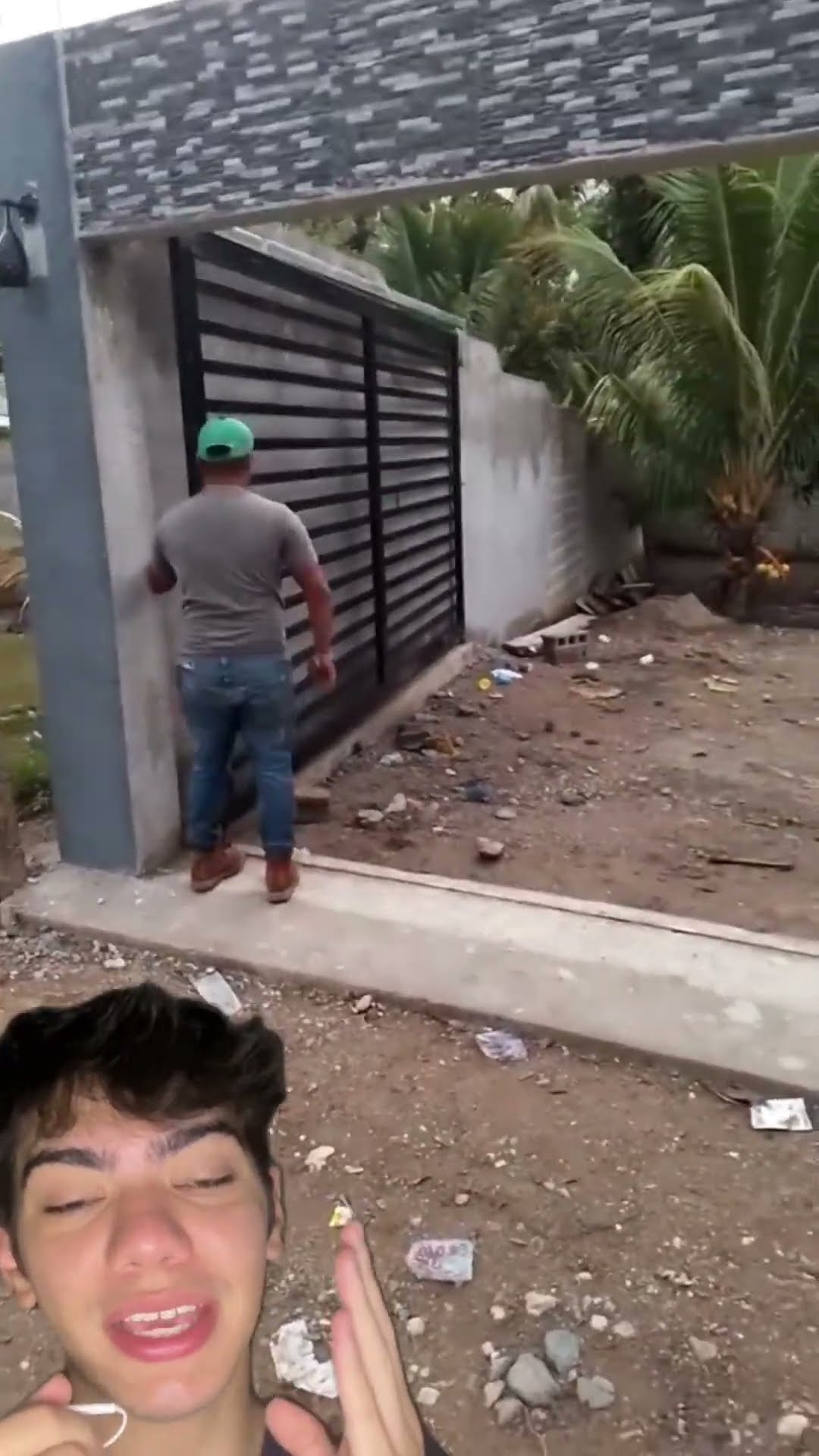 ? Portão que economiza espaço: abre rente à parede, ideal pra casas pequenas e sítios!