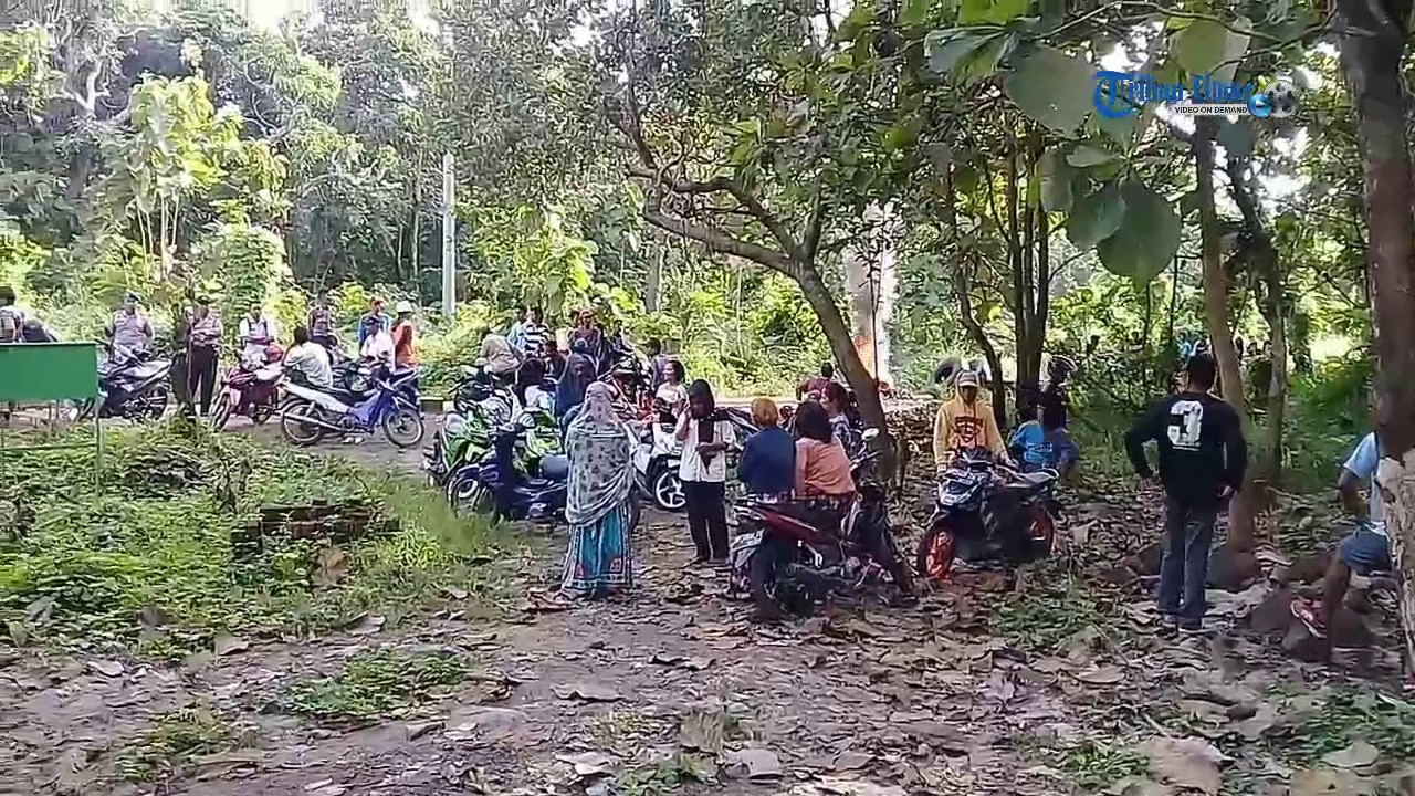 Warga Mattirotasi Sidrap Tutup Jalan Menuju PT UPC Bayu Energi