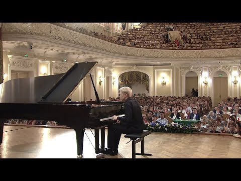 Alexander Malofeev plays Rachmaninoff Etude Op.39 No.6 "Little Red Riding Hood"