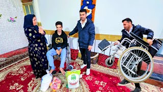 Sonsuz aşk: Engelli genç, tekerlekli sandalye satın alma ve annenin mutluluğu