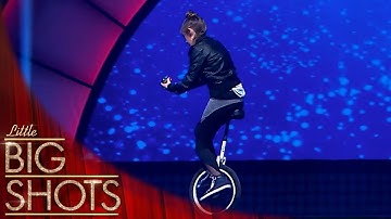 Sofia solves a Rubik