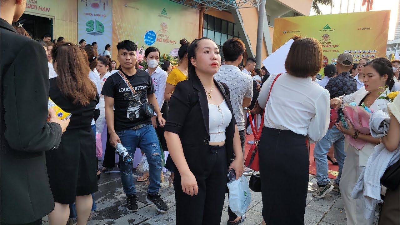 Gái khoe dú tại các buổi tiệc hay sự kiện