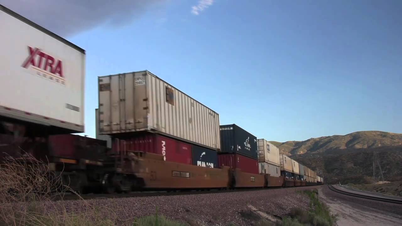 Cajon Pass - Silverwood - BNSF 7323 East meets UP 3906 West