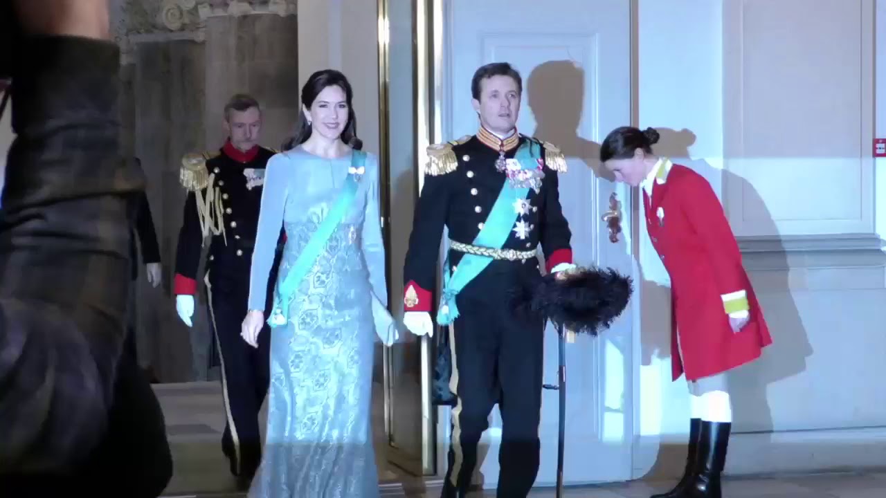 Imagination praktisk Ugle Dronning Margrethe og kronprinsparret til nytårskur 2017 - YouTube