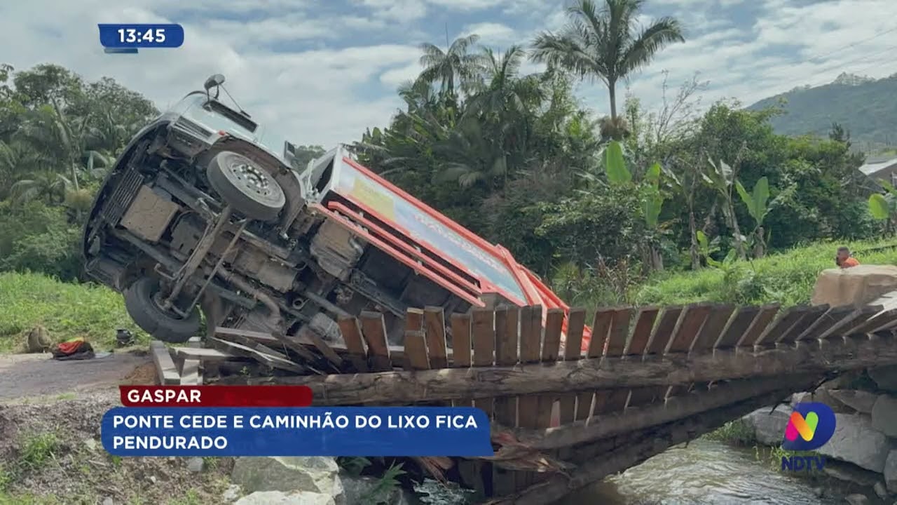 Gaspar: ponte cede e caminhão do lixo fica pendurado