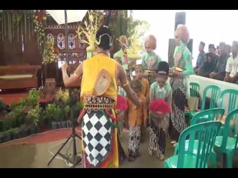 Terenyuh Mendengarkan Lagu Sholawat Saat Pernikahan