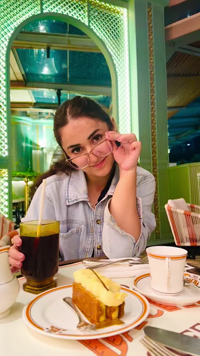 Cutie Yumna Zaidi enjoying and dining in Malaysia with mother #YumnaZaidi #yumna