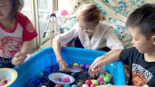 メインで遊んだ水で膨らむボール3000個で遊ぶ80歳以上差の3人(笑)