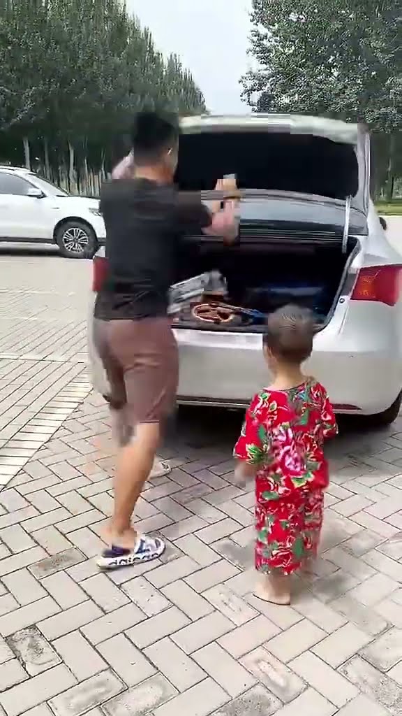 爸爸带娃也太不靠谱了，儿子没上车就跑了#Cute baby#Cute#呆萌小米宝#聪明宝宝#萌娃