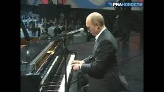 Путин сыграл "I love Paris"