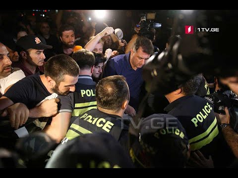 შსს-სთან მიმდინარე აქციიდან სამართალდამცველებმა რამდენიმე ადამიანი გაიყვანეს